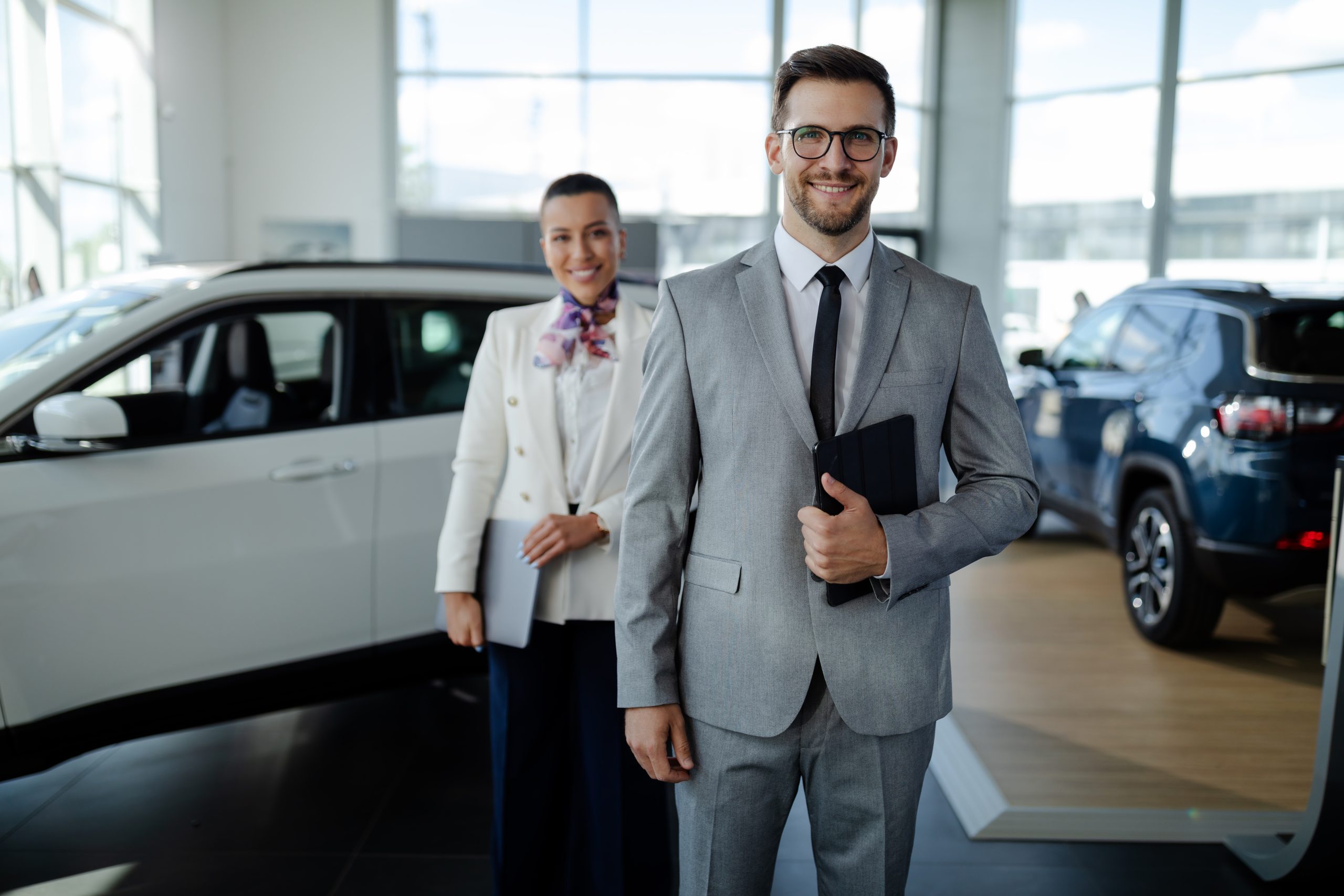 Zufriedene Mitarbeiter im Autohaus, durch AnyBot